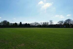 laag hoek visie van afweren museum en openbaar park van luton stad van Engeland Super goed Brittannië, beeld gevangen genomen Aan een zonnig dag van april 19e, 2023 foto