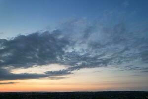 meest mooi visie van lucht en dramatisch wolken over- luton stad van Engeland uk gedurende zonsondergang. foto