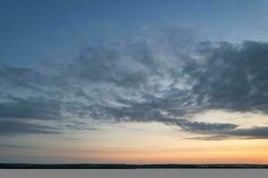 meest mooi visie van lucht en dramatisch wolken over- luton stad van Engeland uk gedurende zonsondergang. foto