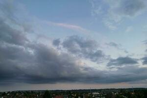 meest mooi visie van lucht en dramatisch wolken over- luton stad van Engeland uk gedurende zonsondergang. foto