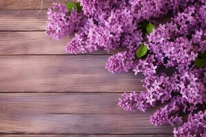 lila bloemen boeket Aan houten plank achtergrond, voorjaar Purper bloeiend veel, Afdeling over- hout structuur ai gegenereerd foto