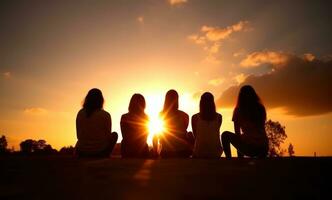 groep van mensen silhouet in de zonsondergang foto