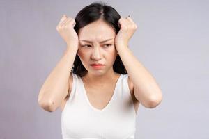 aziatische vrouw die aan hoofdpijn lijdt