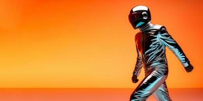 futuristische model- in een strak chroom jumpsuit geïsoleerd Aan een levendig helling achtergrond foto