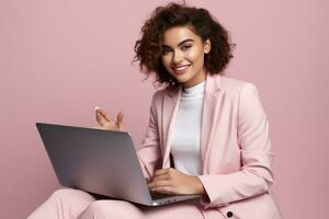 glimlachen vrouw vrouw gebruik makend van laptop Bij studio tegen roze. foto