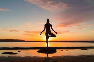 jong vrouw beoefenen yoga Aan een strand Bij zonsopkomst met een Doorzichtig lucht voor uitgebreid kopiëren ruimte ai generatief foto