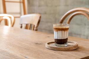 dubbele vuile koffiekop of espressokoffie met melk en chocolade