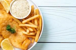 fish and chips met frietjes - ongezond eten foto