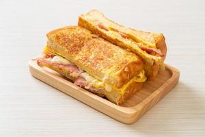 huisgemaakte wentelteefjes met ham, bacon en kaassandwich met ei foto