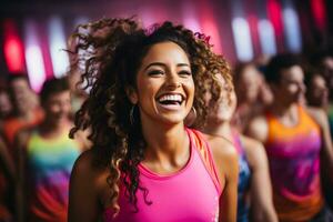 levendig zumba dans geschiktheid klasse in actie Bij een bruisend modern geschiktheid club foto