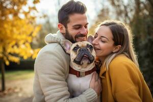 portret van Mens en vrouw knuffelen schattig Frans buldog. huisdier concept foto