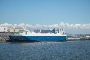 tokyo diep water haven met lading schip in Tokio, Japan foto