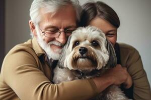 portret van Mens en vrouw knuffelen schattig shih tzu hond. huisdier concept foto