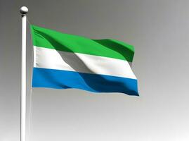 Sierra Leone nationaal vlag golvend Aan grijs achtergrond foto