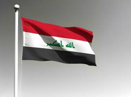 Irak nationaal vlag golvend Aan grijs achtergrond foto