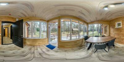 360 hdri panorama binnen interieur van Ingang hal met banket tafel in houten vakantie eco hoeve in Woud in vol naadloos equirectangular bolvormig projectie foto