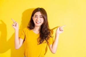jong Aziatisch meisje poseren op gele achtergrond foto