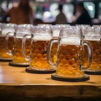 oktoberfeest bier glas Aan houten tafel dichtbij omhoog zomer festivals foto