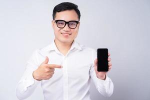 Aziatische zakenman die naar het scherm van de smartphone wijst