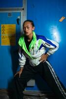 een homo Aziatisch Mens poseren prachtig tegen een blauw achtergrond foto
