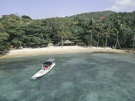 antenne visie van Kahyangan strand in karimunjawa eilanden, jepara, Indonesië. afgelegen eiland, koraal riffen, wit zand stranden, lang staart boot. foto