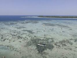 antenne visie van Bobby strand in karimunjawa eilanden, jepara, Indonesië. afgelegen eiland, koraal riffen, wit zand stranden. foto