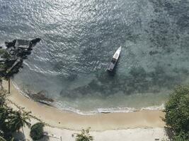 antenne visie van Kahyangan strand in karimunjawa eilanden, jepara, Indonesië. afgelegen eiland, koraal riffen, wit zand stranden, lang staart boot. foto