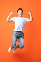 aziatische man springen en schreeuwen foto