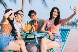 een groep jonge Aziaten geniet van een reis naar de zee tijdens een zomervakantie foto