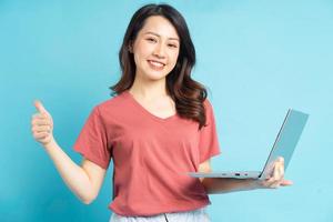 mooie aziatische vrouw die laptop gebruikt om met vrienden te videobellen