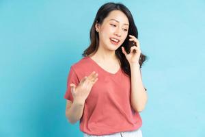 mooie aziatische vrouw die graag aan de telefoon kletst foto