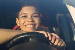 mooie Afro-Amerikaanse vrouw met kort haar in de auto, lifestyle car