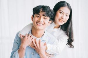 Aziatisch paar dat elkaar gelukkig omhelst foto