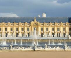 ai gegenereerd foto's van mooi reizen naar genieten een begeleid tour van de paleis van Versailles met binnenkomst naar de tuinen met luxe cortage foto