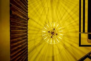 warm gekleurde licht van een modern plafond hanger lamp foto