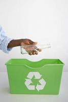jonge vrouw recyclen voor een beter milieu foto
