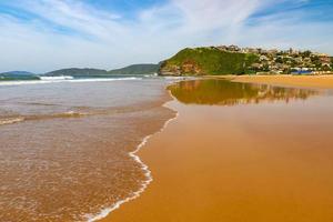 tropisch strand met goudkleurig zand foto