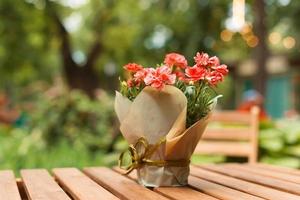foto van mooie pot met bloemen op tafel in café