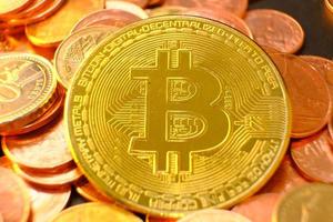 cryptocurrency munten op tafel en digitale valuta geld concept, crypto markt, cryptocurrency financiële systemen concept, gouden munten achtergrond foto