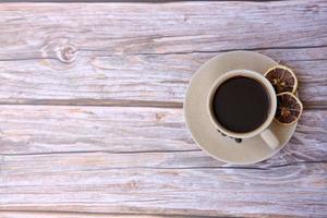 koffiekopje op tafel en ruimte voor tekst, americano-koffie in de ochtend foto