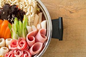 budae jjigae of budaejjigae, legerstoofpot of legerbasisstoofpot. het zit vol met kimchi, spam, worstjes, ramen-noedels en nog veel meer - populaire Koreaanse hotpot-voedselstijl foto