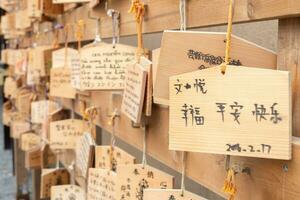 wit papier stropdas knoop in tokyo en Kyoto Japan altaar tempel toerisme wens en bidden voor geluk, symbool van geloof en fortuin geestelijk Azië Boeddhisme cultuur traditie hoop voor mooi zo kans toekomst lotsbestemming foto