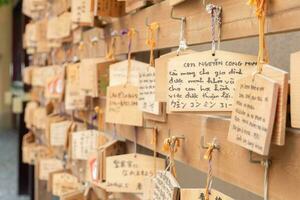 wit papier stropdas knoop in tokyo en Kyoto Japan altaar tempel toerisme wens en bidden voor geluk, symbool van geloof en fortuin geestelijk Azië Boeddhisme cultuur traditie hoop voor mooi zo kans toekomst lotsbestemming foto