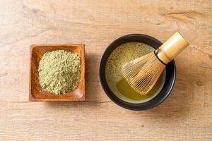 hete matcha groene theekop met groene theepoeder en bamboegarde foto