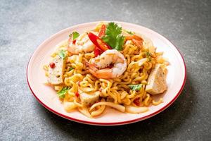 pittige instant noedelsalade met garnalen - thais eten foto