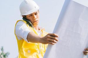 Aziatische bouwingenieur op de bouwplaats