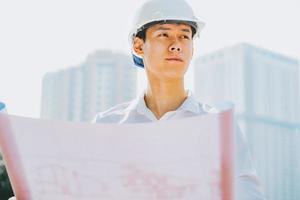 Aziatische bouwingenieur op de bouwplaats