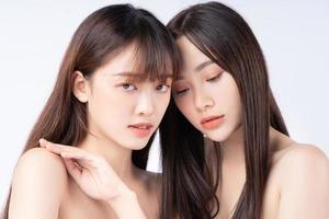 schoonheidsportret van twee mooie jonge Aziatische meisjes foto