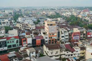 Indonesië, Jakarta, augustus 12, 2023, medan stad horizon, stad atmosfeer en trein lijnen dat voorbij gaan aan door noorden sumatra, antenne visie foto