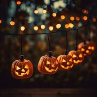 een draad van halloween lichten met jack'o lantaarns hangende van hen foto